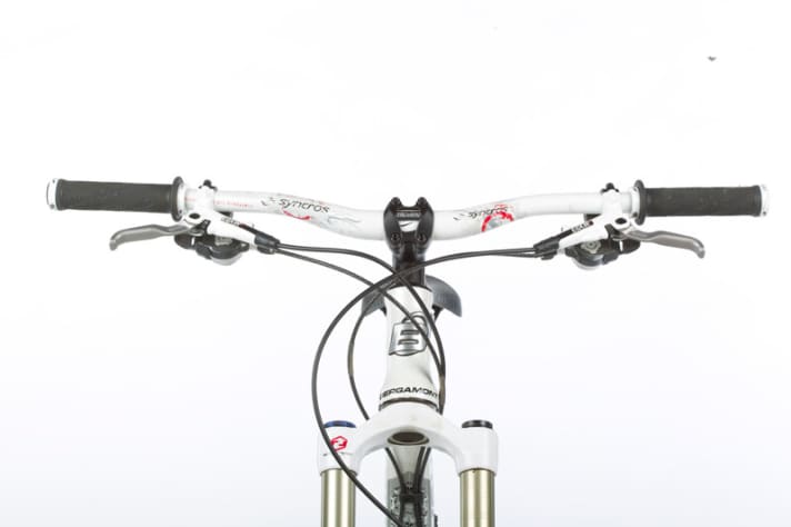   So sollte ein Cockpit aussehen. Der 74 cm breite Lenker sorgt für Kontrolle und Sicherheit auf technischen Abfahrten.