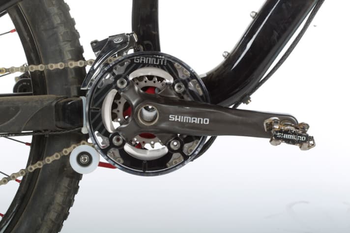   Zweifach-Kurbelgarnitur mit schaltbarer Kettenführung. Das hält die Kette ruhig.