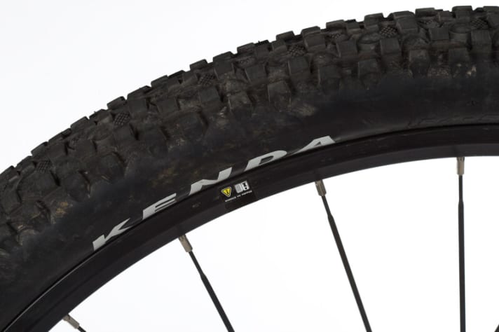   Der montierte Kenda-Reifen bot wenig Seitenstabilität und neigte zum Ausbrechen – besonders auf nassem Untergrund.