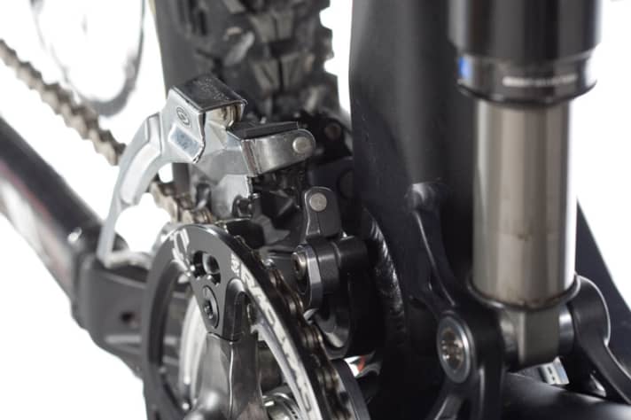   Der E-Type-Umwerfer wird direkt an der Kettenstrebe montiert und kann so beim Einfedern nirgendwo anstoßen.