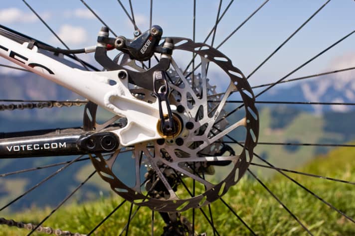   Groß und standfest sollte sie sein. Votec mag keine Kompromisse und setzt auch hinten auf große 203er-Discs.