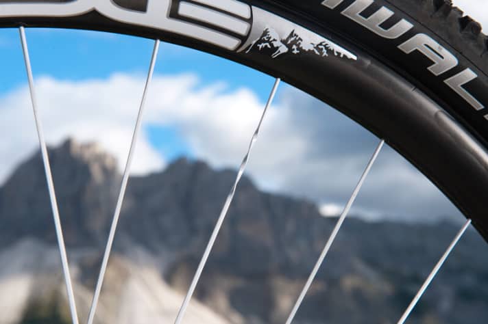   Double pirouette in the spoke on the rear wheel: The Edge carbon rims were amateurishly spoked.