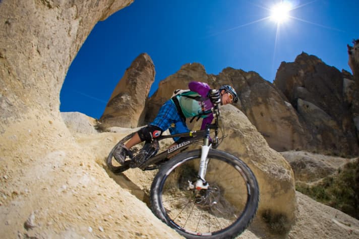   Und irgendwo hier betreten wir durch ein Lock den "Kiosk" im Fels. Es gibt Orangensaft.