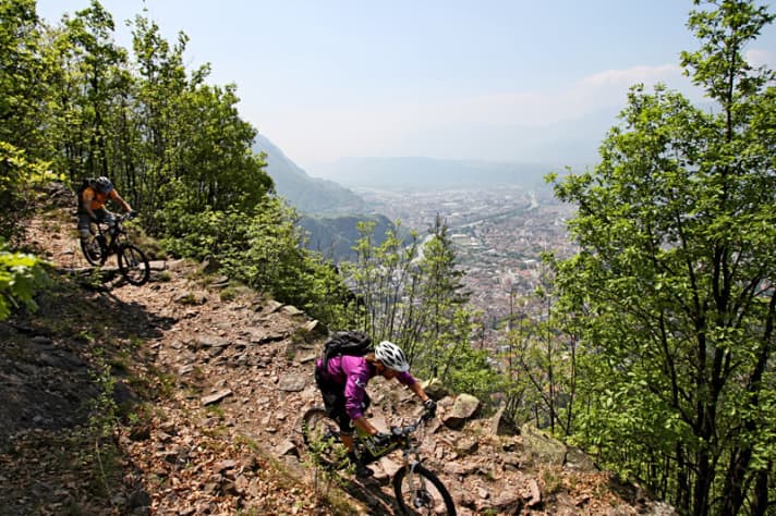   Jenesien: Wide path, narrow ridge. The direct route to Bolzano leads over the free fall.