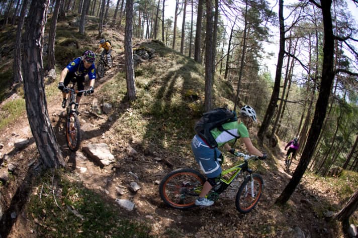   Kohlern: Barbapapa, Barbamama, Barbalala ... Technical passages repeatedly pull the tour group together on the Kohlern descent.