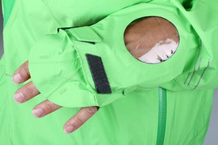   Norrøna's Fjora women's jacket not only shone with its sporty cut and small pack size, but also with this fold-out cuff. The thumb hole and hand protection keep the cold out.