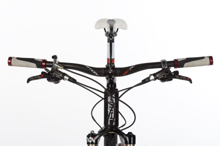   Der 690 Millimeter breite Riserbar ermöglicht mit dem BMC Bestzeiten im langen Downhill der Strecke.