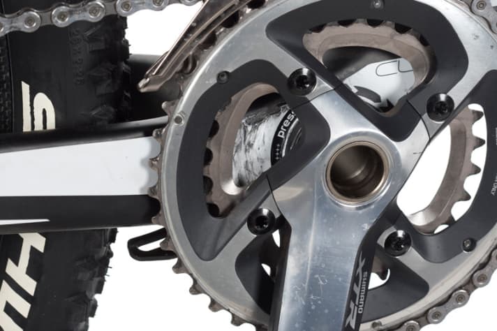   Der Abstand zwischen Kettenstrebe und kleinem Blatt ist minimal. Zwei Kettenklemmer waren die Folge.