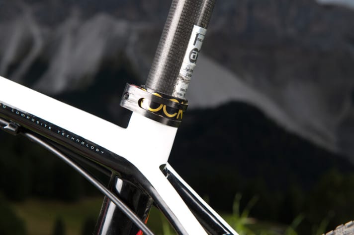   Rockstar-Feeling inklusive: Unter der Sattelklemmung lugt das Blech des Energie-Drinks hervor.