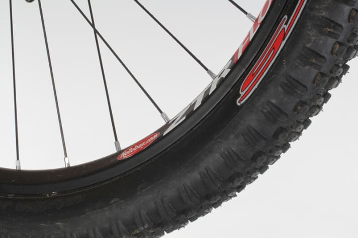   Importer Shocker gave the bike NoTubes wheels with latex milk: light and puncture-proof.