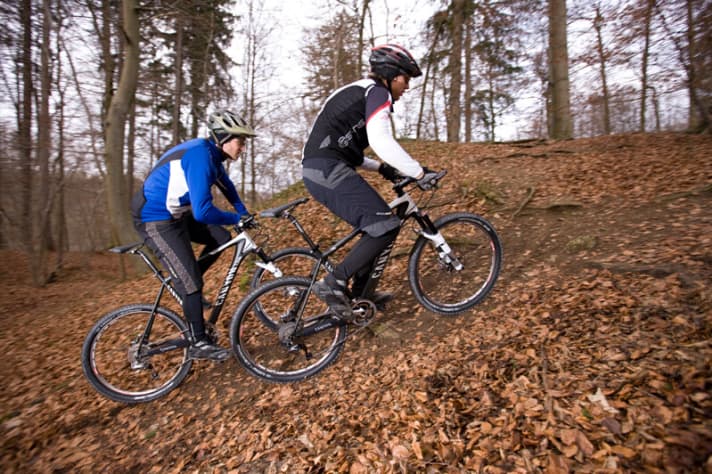   Auf der Testrunde an der Isar müssen sich die Schaltgruppen auf identischen Bikes im harten Zweikampf behaupten.