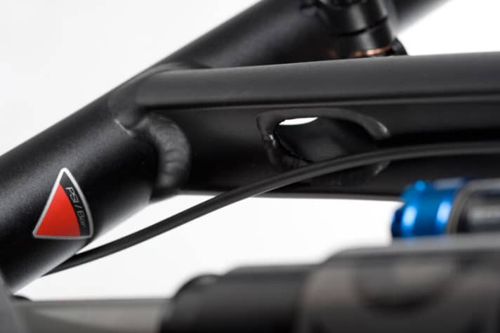   Teleskopstütze: Mitgedacht: Ein Loch im Oberrohr erleichtert die Zugführung für die Teleskop-Sattelstütze und sorgt für aufgeräumte Züge.