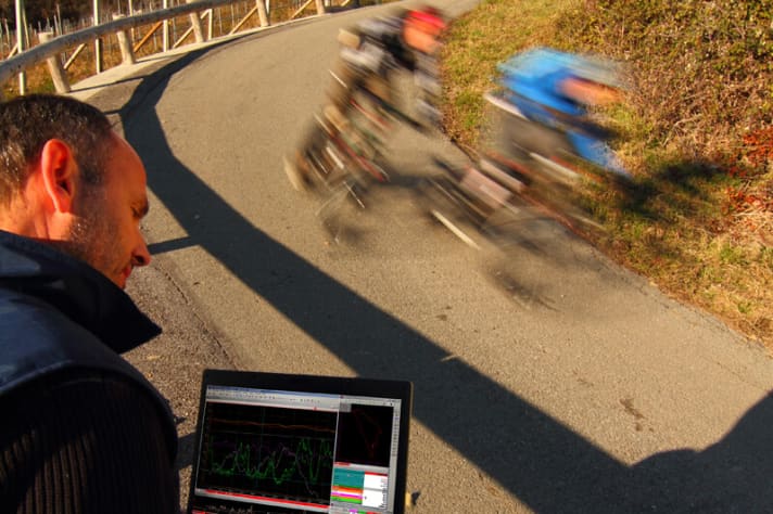   Hier misst der Chef persönlich. Mess-Papst Dirk Debus von 2D Datarecording an der Teststrecke in Bozen.