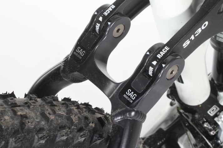   The integrated SAG indicator makes it easier to find the correct damper pressure.