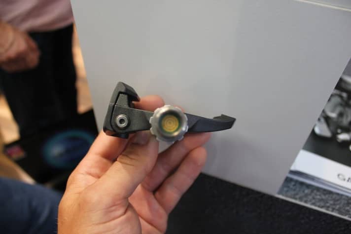   Der Dehnmessstreifen sitzt direkt auf der Pedalachse und wird danach per Steckverbindung angeschlossen.