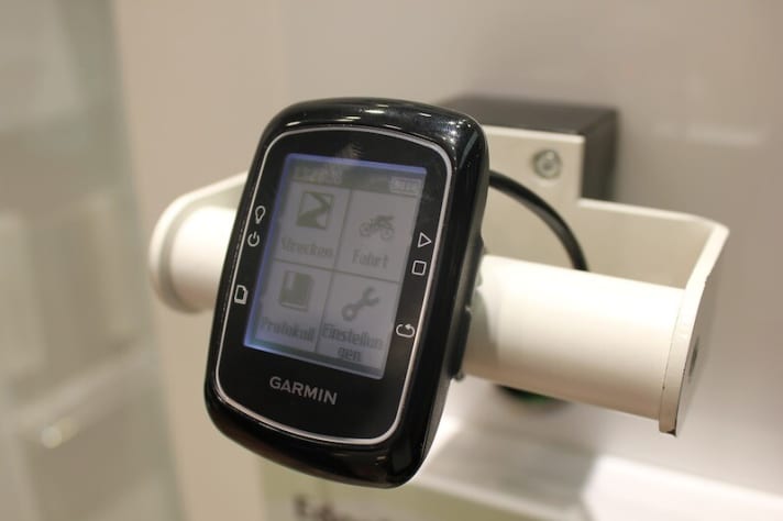   The Edge 200 is the slimmed-down and simplified version of the Edge 800 and can be controlled quickly and easily using the four buttons on the side.