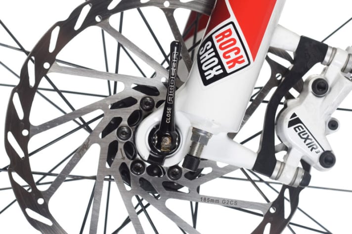   Dass leichte und schöne Laufräder nicht teuer sein müssen, zeigt Poison: Die Novatec-Naben klemmen mit filigranen Tuning-Schnellspannern in Leichtbau-Optik.