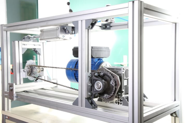   The sections of MTB chains were riveted together to form test chains and mounted and tensioned on a test machine.