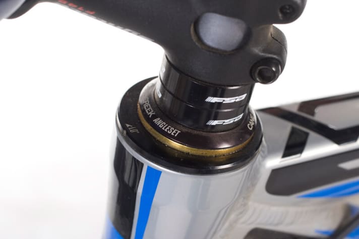   With the help of an Angleset headset, the steering angle is one degree slacker.