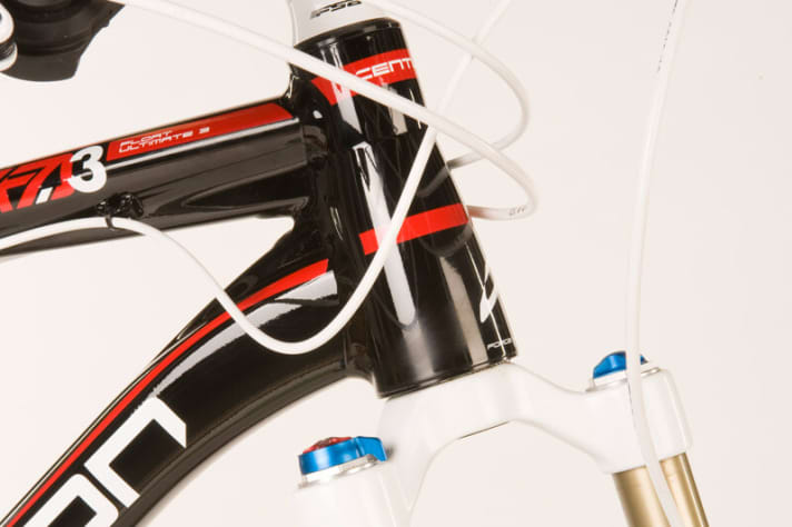   Hydroforming-Technologie ermöglicht die variierenden Rohrformen des Alu-Rahmens. Das Fahrwerk wiegt mit Dämpfer knapp drei Kilo.