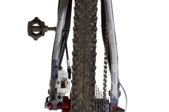   Die geraden Kettenstreben sind sehr breit. Man eckt dadurch öfter mit der Ferse an.