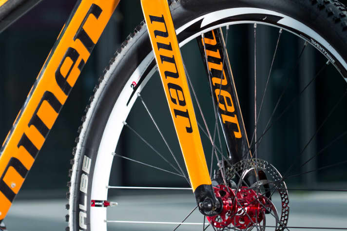   Aero design: extremely flat carbon aero fork.