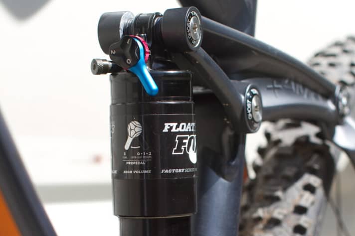   Die Bedienung des Fox RP 23-Dämpfers muss man neu lernen. Die offene Position lässt zwei Plattform-Modi zu, die geschlossene schaltet automatisch in die härteste Plattform.