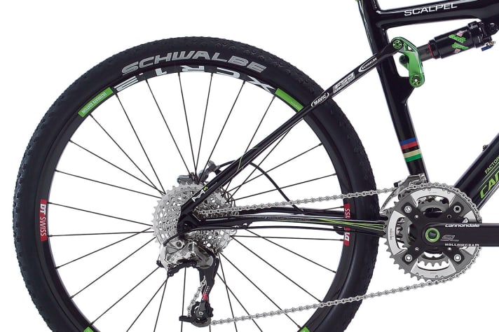   The 26-inch Scalpel has been uncompromisingly trimmed for racing and only has just under 70 millimetres of rear suspension travel. There is no defined pivot point on the rear triangle. The necessary movement is created by the flex of the carbon rear triangle.