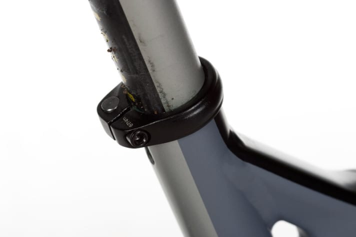   Ein Schnellspanner fehlt. Zudem lässt sich die Stütze nicht weit genug versenken.