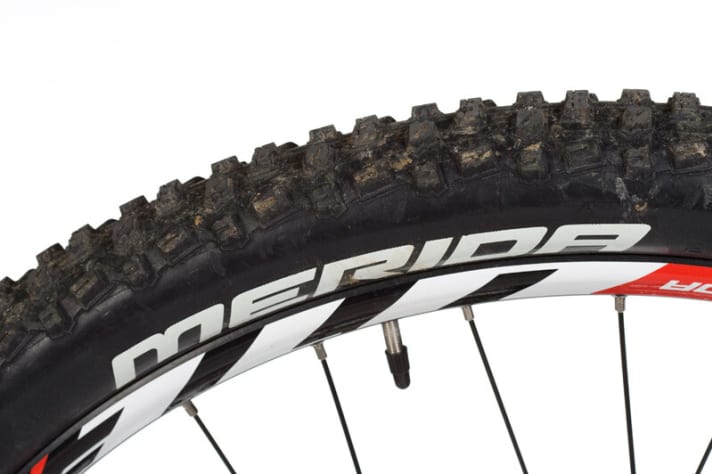   Die Merida-Reifen sehen aus wie ein Nobby Nic, rollen und greifen aber schlechter.
