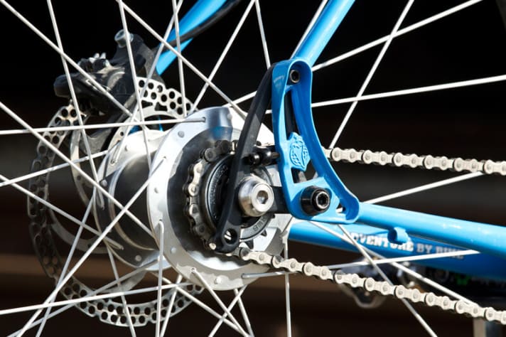   Pfiffig: wechselbares Ausfallende mit Kettenspanner.