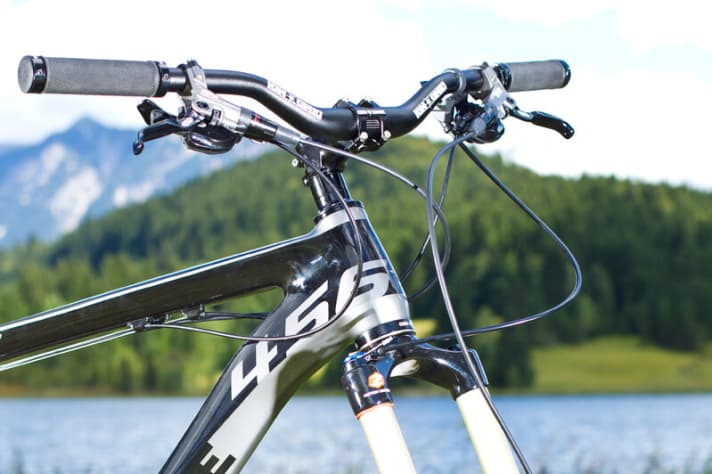   All-mountain feeling: strongly curved riser bar.