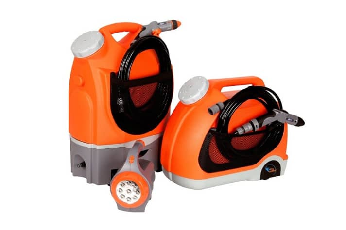   Die mobilen Reiniger Easy Washer EX-1028 (links) und EX-1030 (rechts). Im Bild vorne: der externe Akku mit LED-Licht.