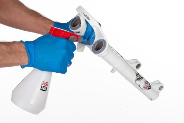   Mit Reinigungsalkohol werden die Tauchrohre gereinigt.