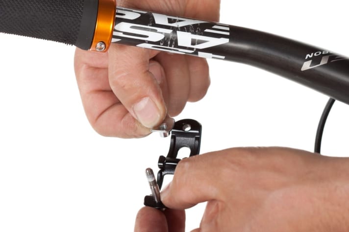   Legen Sie den Gewindeeinsatz, der sich im Matchmaker-Set befindet, in die Schelle des Bremshebels ein.