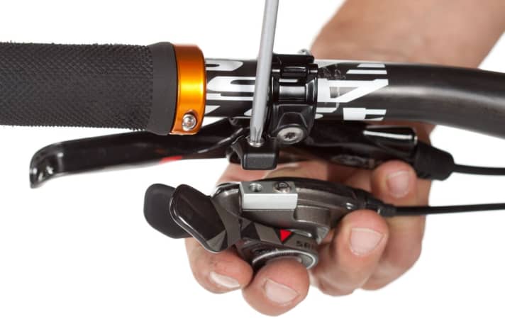   Schrauben Sie nun Brems- und Schalthebel an die Schelle. Horizontal haben Sie beim Schalthebel zwei Optionen. Zudem können Sie die Schelle vertikal verschieben.