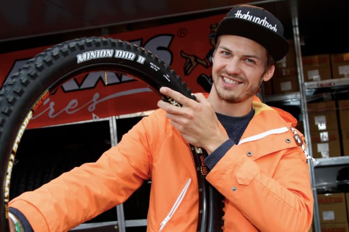   Maxxis-Fahrer Maximilian Bender mit dem neu entwickelten Downhill-Pneu Minion DHR II.