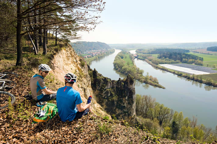   Behind Oberndorf, the trail winds along the edge of the slope.