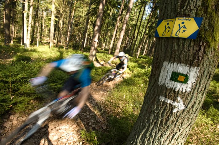   Always follow the yellow Jurasteig signs. The trail is well signposted.