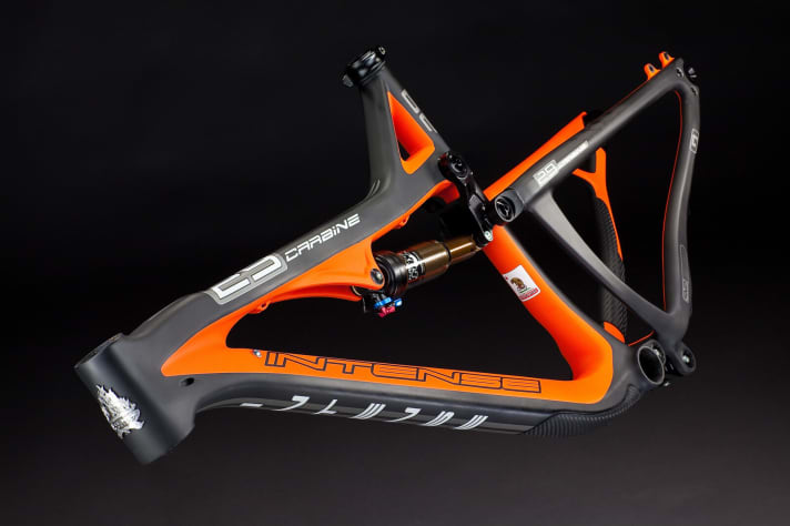   At 2600 grams including shock, it is significantly lighter than the Tracer 29 aluminium version.