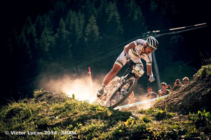   Alleine vorneweg: Nino Schurter zeigt im Worldcup seine Extraklasse – vor allem bei technischen Abfahrten.