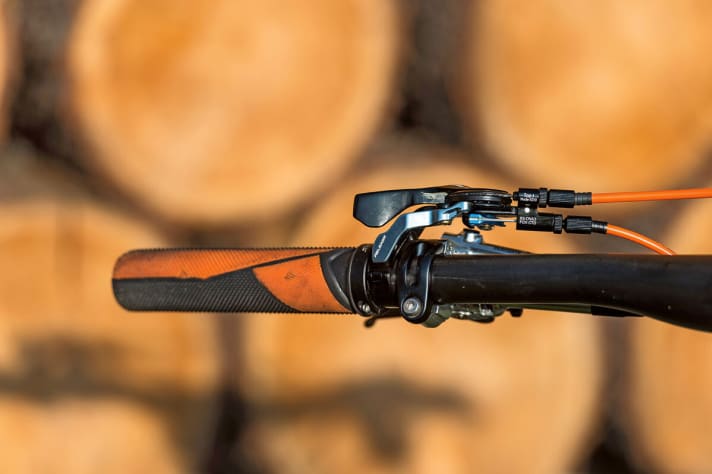   Using the Twinloc lever, you can choose between open mode, tight trail mode with a smaller air volume and a lockout.