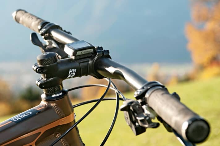   The handlebars with a span of 670 millimetres were too narrow for the heavy 29er fully.