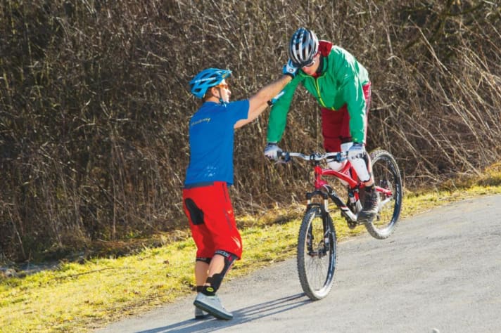   Step 2: Rear wheel up: You can practise anywhere. However, it is easiest on a slope with a non-slip surface (see picture). As soon as you pull the front brake, your legs and arms move from flexion to extension. The rule here is: feel your way slowly!