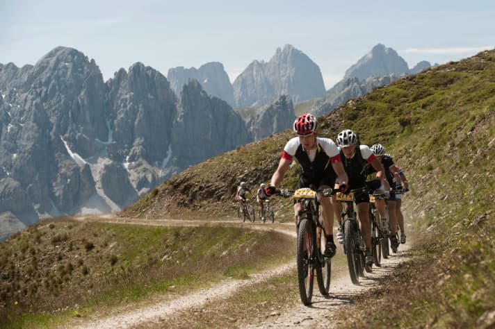   The <a href="http://bike-transalp.de/" target="_blank" rel="noopener noreferrer nofollow">BIKE Transalp</a> takes place in parallel. But nobody rides non-stop here.