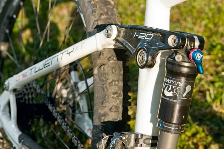   Merida One-Twenty XT-D 2012: The rear end started screaming under braking at kilometre 2500. Only the replacement of the shock bushings and seat stay bearings brought peace.