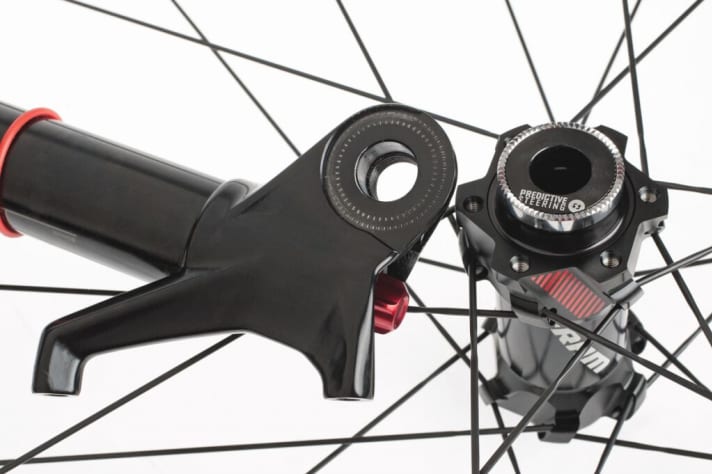   Predictive Steering, eine spezielle Achskonstruktion mit einteiliger Aluhülse und Steckachse, soll der RS-1 Steifigkeit verleihen.