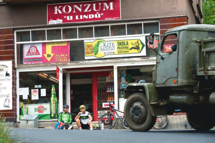   Ostblock-Idylle beim Stopp vorm Tante-Emma-Laden.