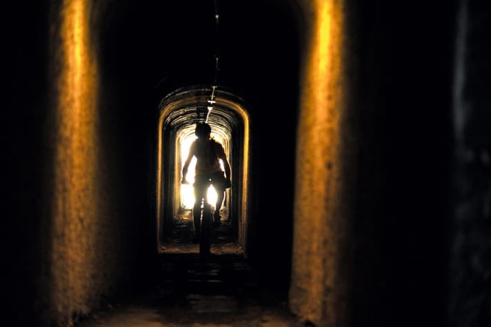   Tunnel durchbohren die Felsen auf der Hochebene; Militärstraßen führen in angenehmer Steigung zu den Stellungsforts, und die Nachschub-Trails klammern sich zum Teil abenteuerlich an Felswände. An manchen Aussichtspunkten kann man bis Venedig sehen. Kriegsgeschichte auf Schritt und Tritt. 