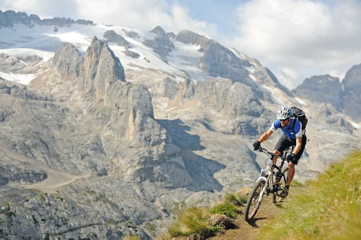   Man kann von Arabba aus selbst dorthinauf radeln – oder bequemer in den Lift steigen (am besten morgens um  8:30 Uhr). Oben dann der gewaltige Blick in den Eispanzer, an dem man sich kaum sattsehen kann. Schautafeln erklären dazu die Kriegsgeschehen in diesen Bergen. Bergab folgt man über drei Kilometer einem Panorama-Trail zum Passo Padon hinüber und kehrt vielleicht erst mal ein, bevor es über sensationelle Trails wieder nach Arabba hinuntergeht. 